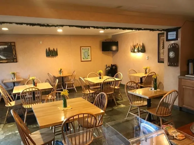Dining room at Pepper Tree Inn