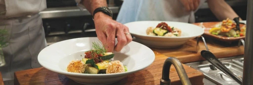 Man arranging fruit on a plate