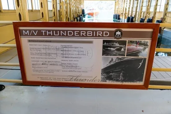 Hull and cockpit inspired by DC-2 aircraft design